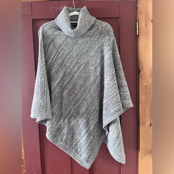 Barefoot Dreams Sweaters - Barefoot Dreams Cozy Point Dume Poncho O/S